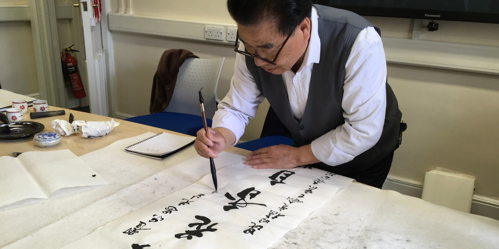 Mr XU Kuanxu writing calligraphy